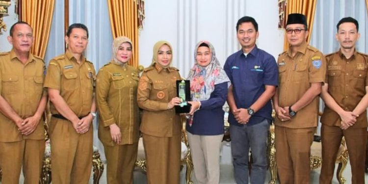 Bupati Labuhanbatu dr Hj Maya Hasmita (empat dari kiri).