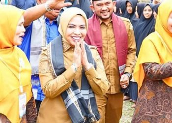 Bupati Labuhanbatu dr Hj Maya Hasmita (tengah) saat berada di Pondok Pesantren Modern Daarul Muhsinin. 
