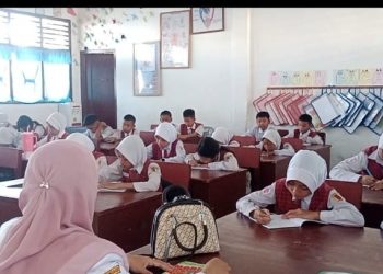 Proses belajar mengajar di sekolah.