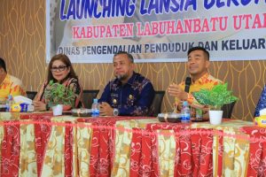 Wabup Labura, H. Samsul Tanjung (kanan), memberikan sambutan pada acara launching program lansia.