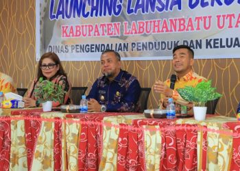 Wabup Labura, H. Samsul Tanjung (kanan), memberikan sambutan pada acara launching program lansia.