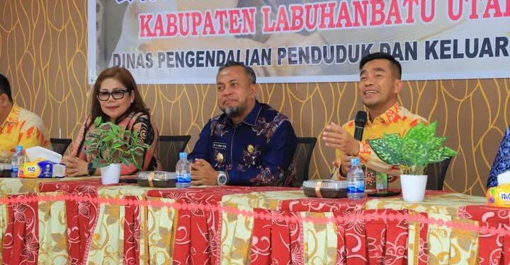 Wabup Labura, H. Samsul Tanjung (kanan), memberikan sambutan pada acara launching program lansia.