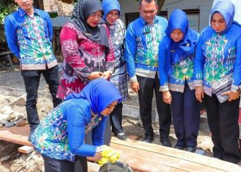 Bupati Labuhanbatu saat melakukan peletakan batu pertama pembangunan Mushollah di SDN 01 Rantau Selatan. 