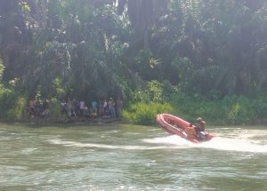 Pihak BPBD melakukan pencarian terhadap korban yang hanyut di Sungai Asahan.