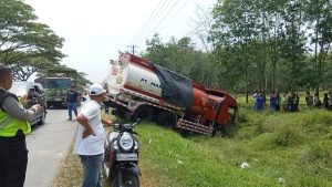 Warga di lokasi tabrakan beruntun.