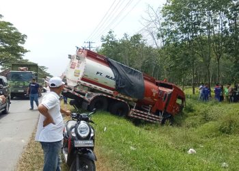 Warga di lokasi tabrakan beruntun.