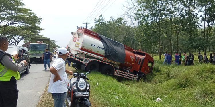 Warga di lokasi tabrakan beruntun.