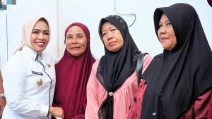 Bupati Labuhanbatu dr Hj Maya Hasmita (kiri).