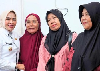 Bupati Labuhanbatu dr Hj Maya Hasmita (kiri).