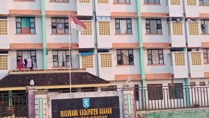 Bendera Merah Putih Usang dan Robek Berkibar di Rusunawa Asahan