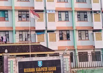 Bendera Merah Putih Usang dan Robek  Berkibar di Rusunawa Asahan 