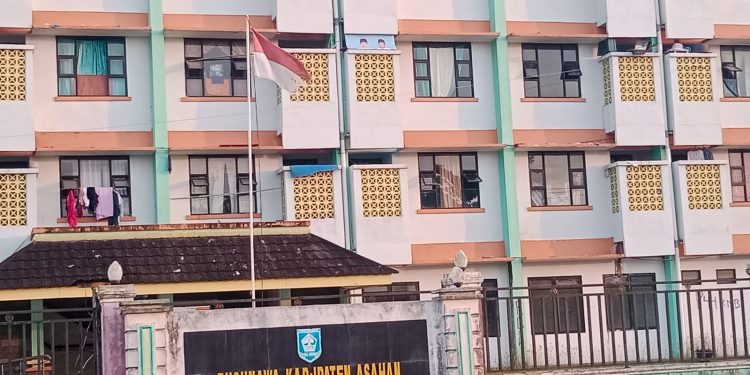 Bendera Merah Putih Usang dan Robek  Berkibar di Rusunawa Asahan 