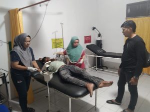Korban yang ditemukan tergeletak di pinggir jalan saat mendapatkan perawatan medis.
