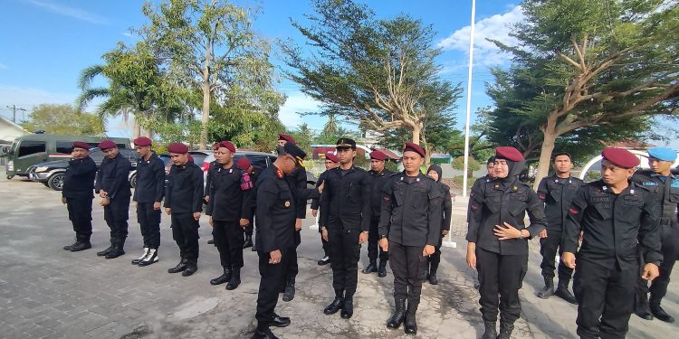 Kalapas Lakukan Pemeriksaan Kerapian Petugas 