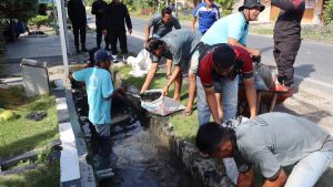 LP Labuhan Ruku Bersihkan Saluran Drainase