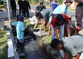 LP Labuhan Ruku Bersihkan Saluran Drainase