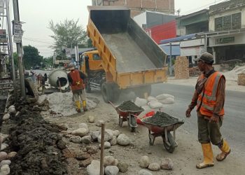 Pengerjaan proyek drainase di Limapuluh.