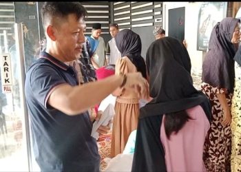 Pemilik Karaoke Three Berbagi Rezeki kepada Anak Yatim dan Kaum Dhuafa