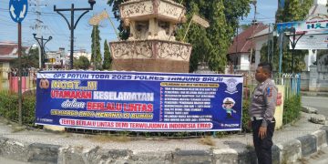 Sosialisasikan Operasi Patuh Toba 2025, Polres Tanjungbalai Pasang Spanduk