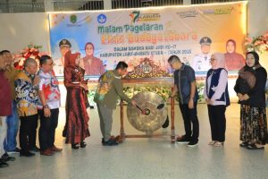 Samsul Tanjung memukul gong pertanda pagelaran etnis budaya dibuka.