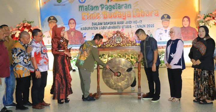 Samsul Tanjung memukul gong pertanda pagelaran etnis budaya dibuka.