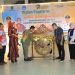 Samsul Tanjung memukul gong pertanda pagelaran etnis budaya dibuka.