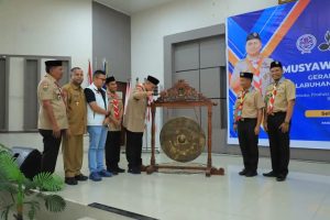 Hendriyanto Sitorus memukul gong pertanda Musyawarah Cabang Gerakan Pramuka tahun 2025 dibuka.