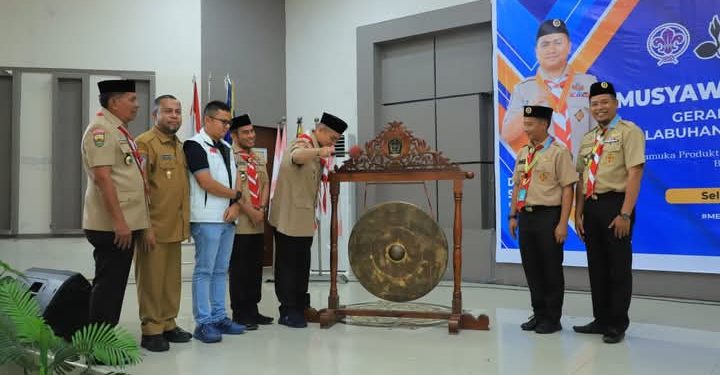Hendriyanto Sitorus memukul gong pertanda Musyawarah Cabang Gerakan Pramuka tahun 2025 dibuka.