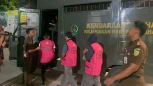 Sejumlah tersangka saat akan dititipkan Jaksa ke Lapas kelas IIA Rantauprapat. 