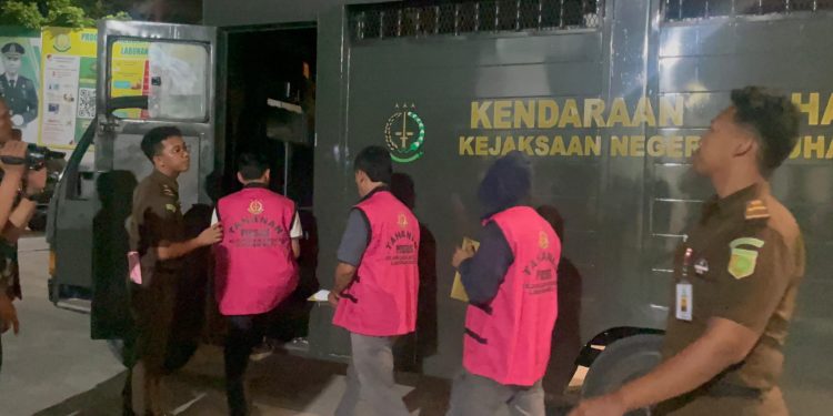 Sejumlah tersangka saat akan dititipkan Jaksa ke Lapas kelas IIA Rantauprapat. 