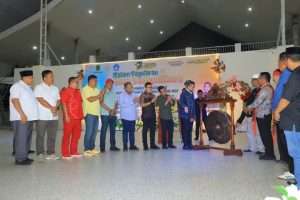 Hendriyanto Sitorus memukul gong pertanda pagelaran etnis budaya Labura ditutup.