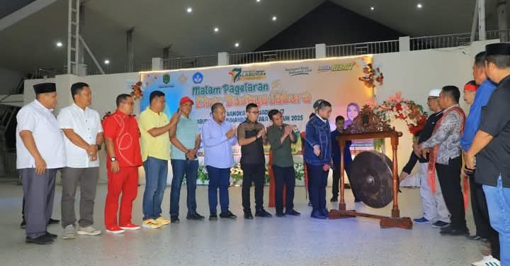 Hendriyanto Sitorus memukul gong pertanda pagelaran etnis budaya Labura ditutup.