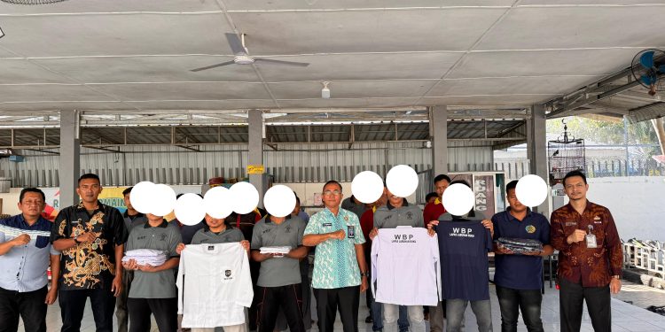LP Labuhan Ruku Serah Terima Simbolis Baju Warga Binaan 