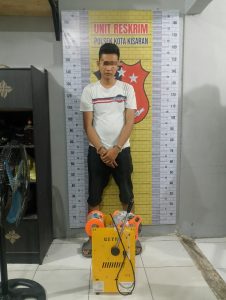 Tersangka saat di kantor polisi.