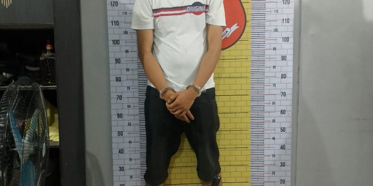 Tersangka saat di kantor polisi.
