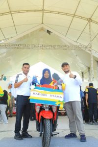 Peserta jalan santai mendapat hadiah sepedamotor.