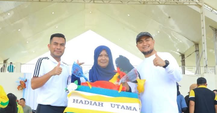 Peserta jalan santai mendapat hadiah sepedamotor.