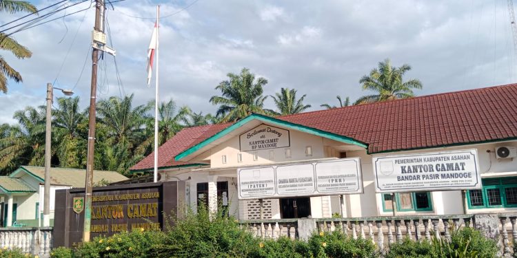 Kibarkan Bendera Kusam dan Robek Camat BP Mandoge: Besok Saya Ganti