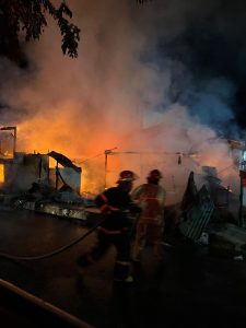 Petugas pemadam kebakaran dan warga memadamkan api yang membakar rumah warga.