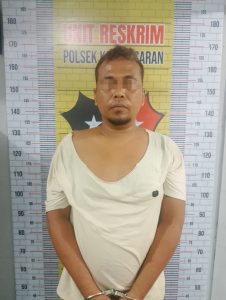 Tersangka saat di kantor polisi.