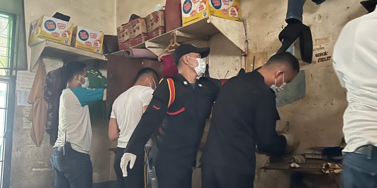 Razia di sel tahanan yang dilakukan pihak lapas Labuhan Ruku.