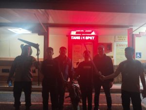 Kedua anggota gank motor saat diamankan dan dibawa ke kantor polisi.