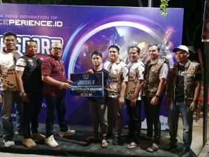Ketua DPC Grib Jaya Asahan Hendra Syahputra memberikan hadiah kepada tim juara 1 