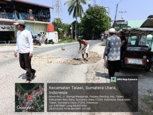 Warga Perbaiki Jalan Penghubung Talawi ke Lima Puluh