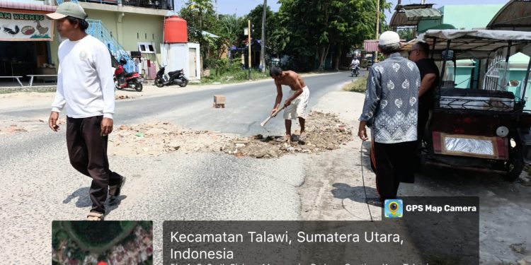 Warga Perbaiki Jalan Penghubung Talawi ke Lima Puluh
