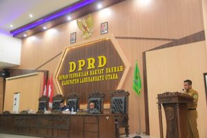 Wabup Labura, H. Samsul Tanjung, menyampaikan kata sambutan pada Rapat Paripurna pandangan umum lintas fraksi terhadap RPJMD Kabupaten Labura tahun 2025-2029.