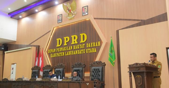 Wabup Labura, H. Samsul Tanjung, menyampaikan kata sambutan pada Rapat Paripurna pandangan umum lintas fraksi terhadap RPJMD Kabupaten Labura tahun 2025-2029.