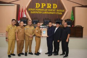 H Samsul Tanjung menyerahkan Ranperda RPJMD 2025-2029 ke Ketua DPRD, Rimba Bertuah Sitorus.