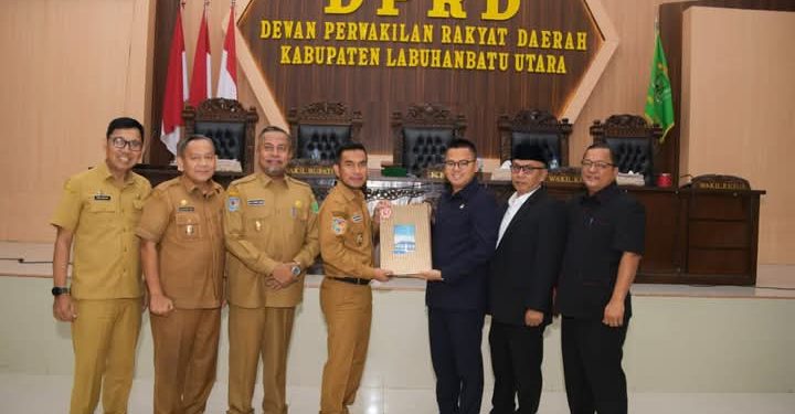 H Samsul Tanjung menyerahkan Ranperda RPJMD 2025-2029 ke Ketua DPRD, Rimba Bertuah Sitorus.