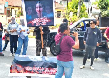 Kecam Akun ‘Jantung Pisang86’ Yang Rendahkan WNI, Pemuda Kota Tanjungbalai Bawa Keranda Datangi Kantor DPRD